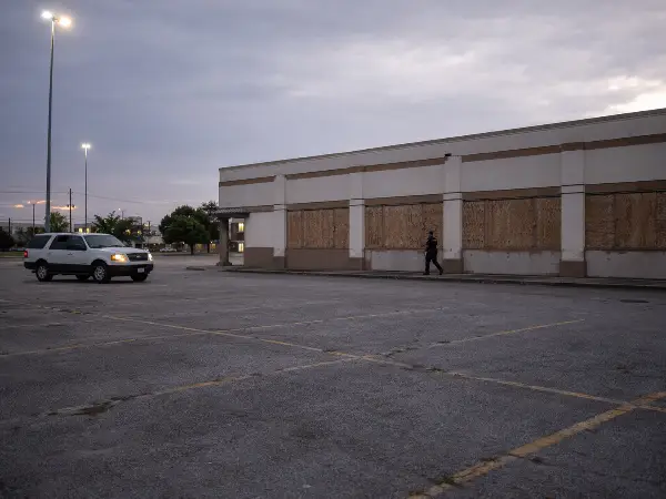 Access control patrol at a vacant commercial building in Houston